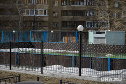 Поездка по придомовым территориям элитных домов. Екатеринбург, спортивная площадка, ограда