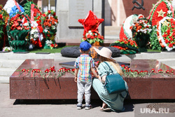 День пограничника. Курган, мама с ребенком, день пограничника, вечная память, вечный огонь, 9 мая