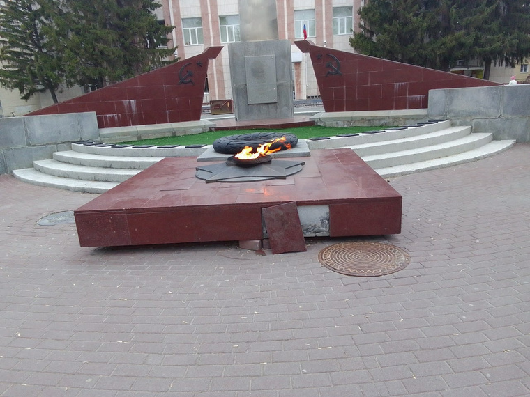Отпавшая плитка у Вечного огня на обелиске Победы в Кургане