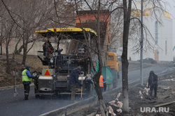 Укладка асфальта в снег на набережной Тобола. Курган , снег, ремонтные работы, набережная, укладка асфальта, набережная тобола, плохая погода, рабочие, дождь, благоустройство набережной