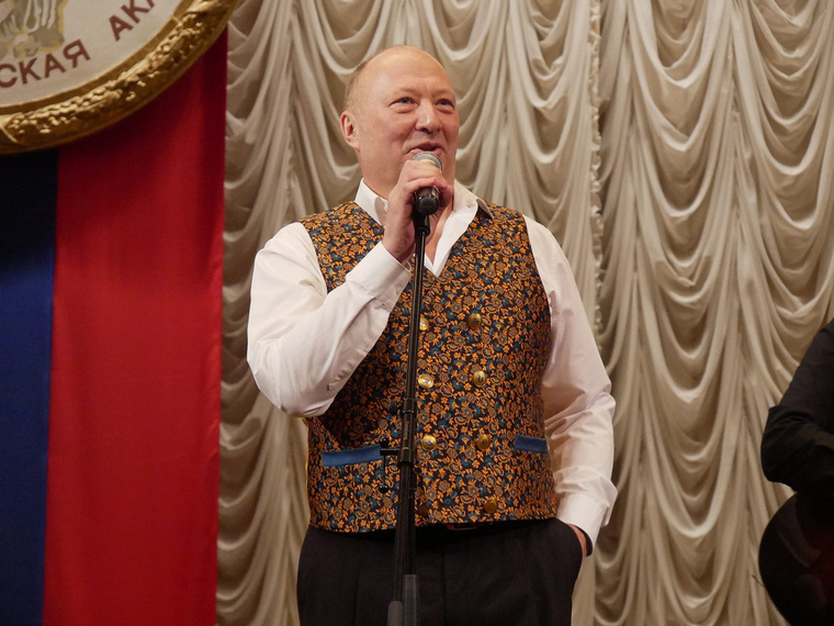 Юрий Гальцев поет для раненых солдат в Военной медицинской академии в Санкт-Петербурге