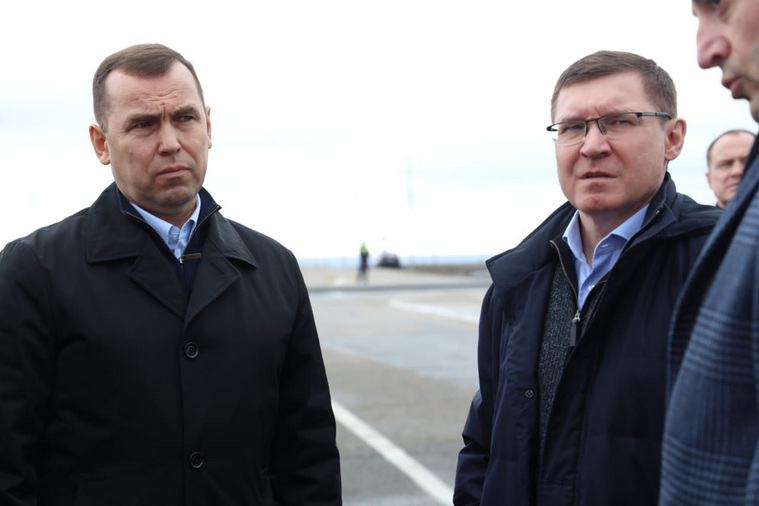 Полномочный представитель президента в Уральском федеральном округе Владимир Якушев (справа) приехал в Курганскую область