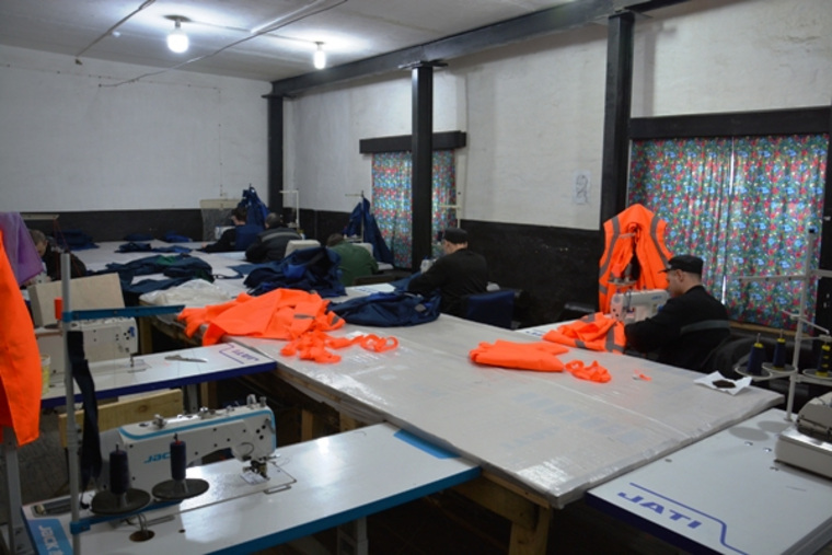 На швейном производстве ИК-6 работают 135 осужденных