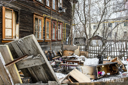 Виды Екатеринбурга, мусор, старый дом, двор, барак, жилой фонд, хлам, разруха, улица саввы белых