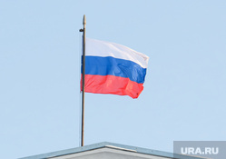 Митинг сталинистов возле памятника Кирову. Екатеринбург, герб ссср, флаг россии, советская архитектура, фронтон