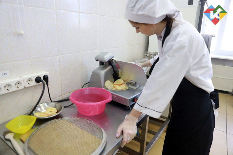 Студенты курганского техникума сервиса и технологий производят чипсы из фруктов по собственному рецепту