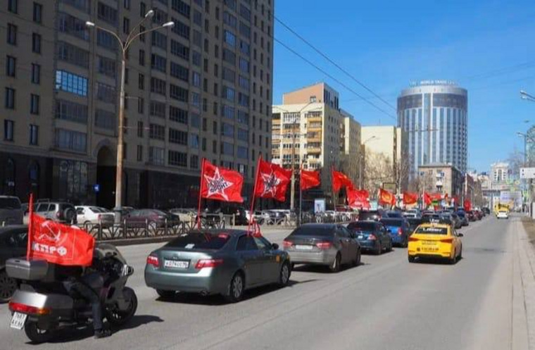 Автомобилисты колонной проехали по центру Екатеринбурга