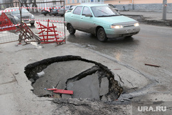 Улица Коли Мяготина, провал на дороге Курган, провал дорожного покрытия, яма на дороге