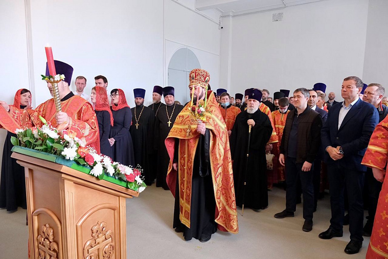 Пасхальный молебен в Спасо-Преображенском кафедральном соборе с губернатором Махониным