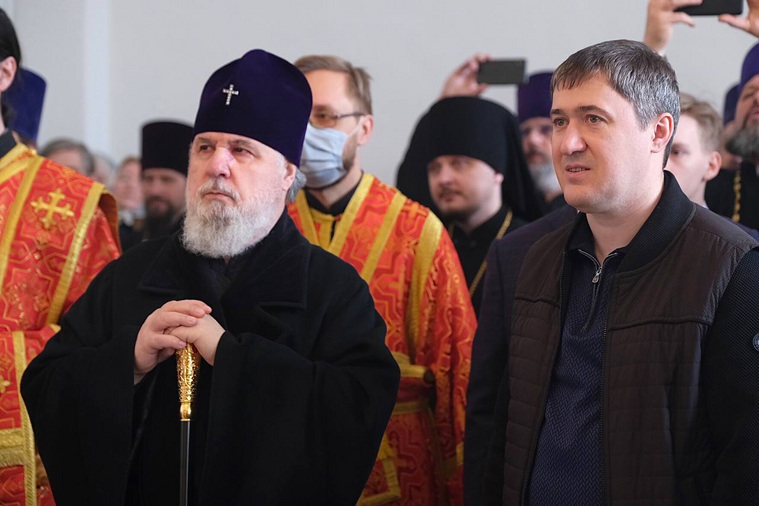 Дмитрий Махонин на службе в восстанавливающемся соборе