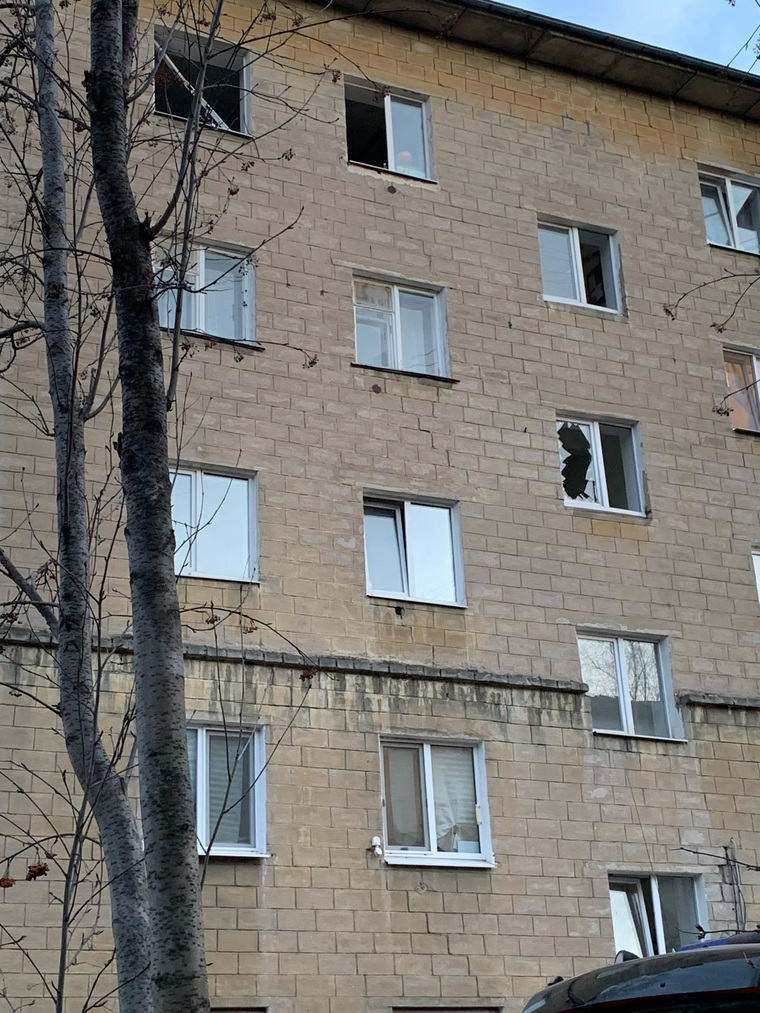 После взрыва в некоторых квартирах вылетели окна