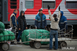 Беженцы с Украины на ЖД вокзале. Екатеринбург, багаж, носильщик, грузчик