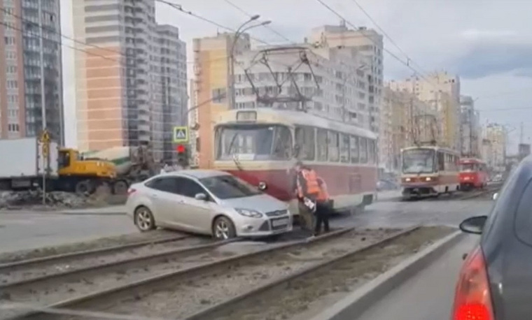 Инцидент с участием трамвая произошел на Уралмаше