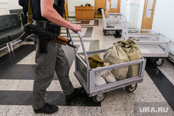 Кассовый зал Госбанка России, прием и сдача денег из коммерческих банков. Челябинск, автомат, тележка, оружие, кассовый зал, инкассатор, мешки с деньгами