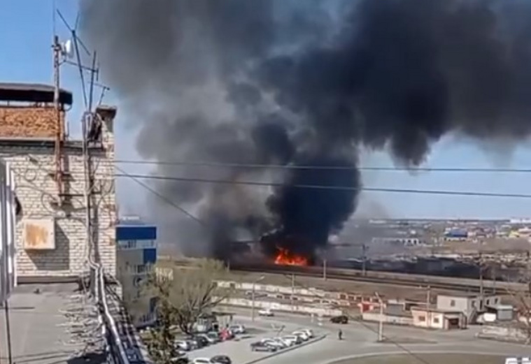Также пожар заметили в районе Швейной фирмы