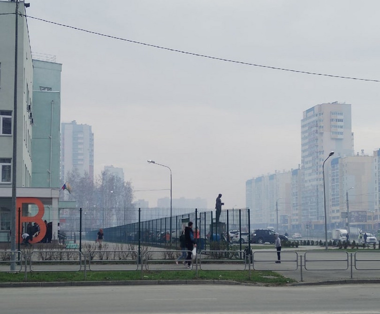 «Парковый» и «Александровский» микрорайоны Челябинска накрыло дымкой