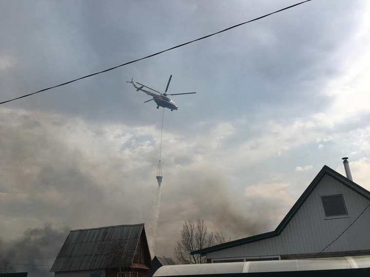 К тушению пожара привлекли вертолет МИ-8
