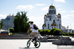 Екатеринбург во время пандемии коронавируса COVID-19, храм на крови, школьник, велосипедист, летние каникулы, велосипед, bmx