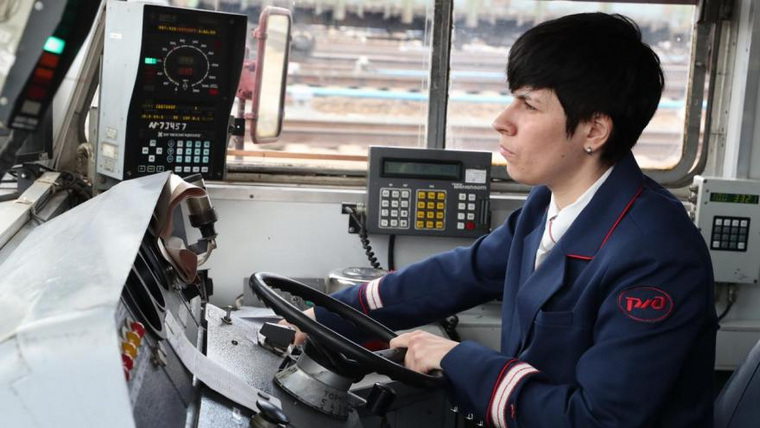 Первая женщина-машинист на Свердловской железной дороге Карина Корчмарь