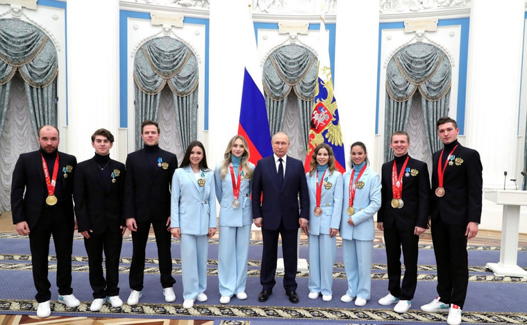 Президент России Владимир Путин наградил победителей ОИ — 2022