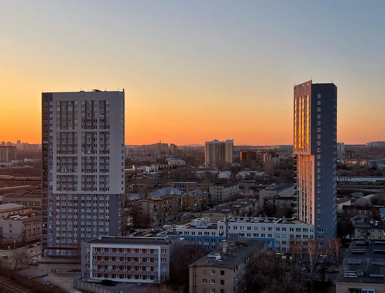 Фотографиями заката горожане делятся в местных пабликах