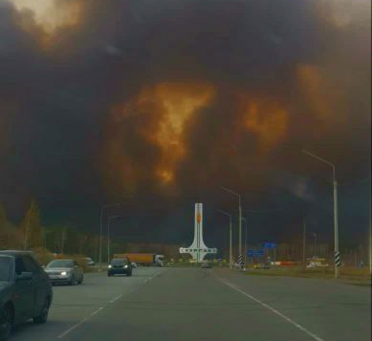 Мощный пожар идет в Свердловскую область