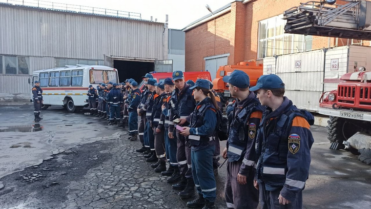 Для борьбы с ландшафтными пожарами направлены 50 сотрудников екатеринбургской специализированной пожарной части