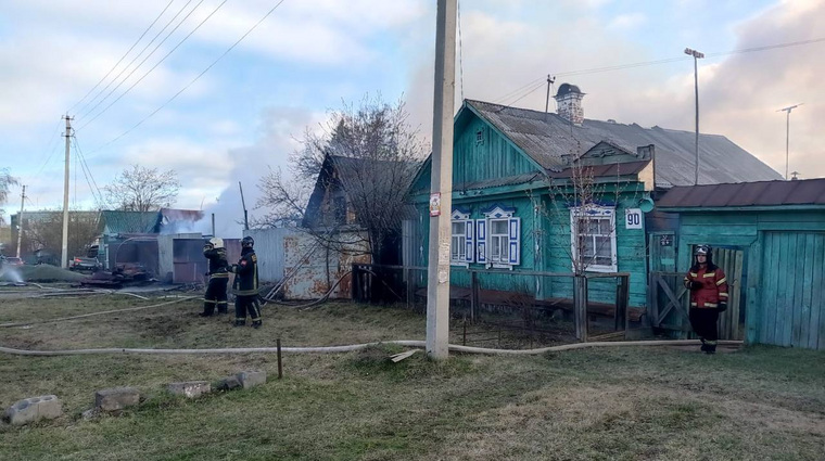 Огонь мог перекинуться на рядом стоящие дома