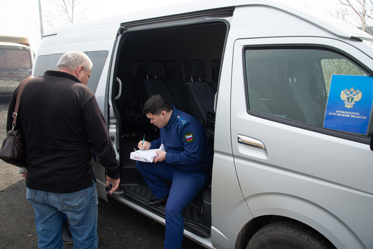 На въезде в садоводство «Малиновка» стоит автобус, куда приглашают пострадавших для сбора сведений и дальнейшего оказания необходимой помощи