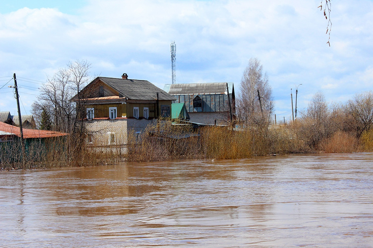 В Кудымкаре затопило улицы вода доходит до домов