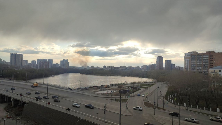 Читатели сообщают, что дым виден со стороны Макаровского моста