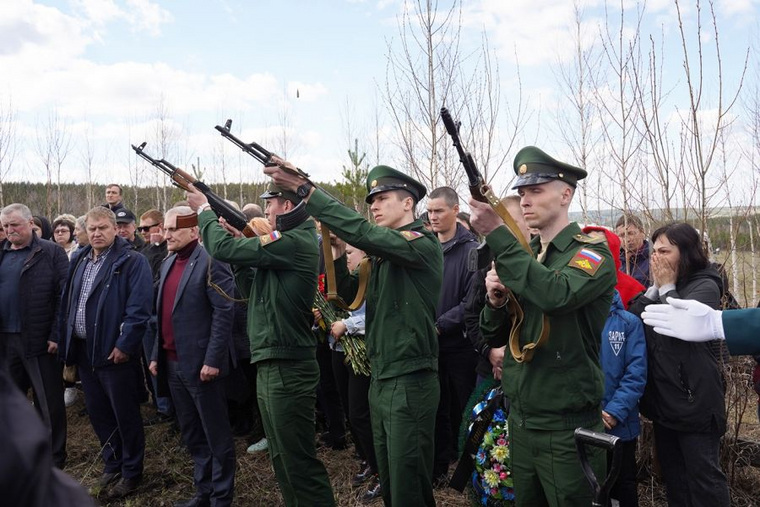 Артема Клевцова проводили с воинскими почестями