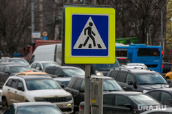 Пробки в городе. Москва, пешеходный переход, машины, пробка, дорожный знак, трафик, автомобили, автотранспорт