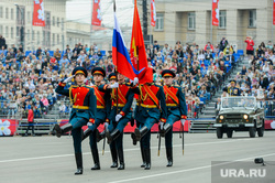 Празднование Дня Победы. Челябинск, парад победы, почетный караул, знамя россии
