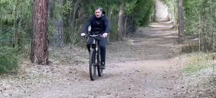 Дмитрий Махонин показал, как катается на велосипеде