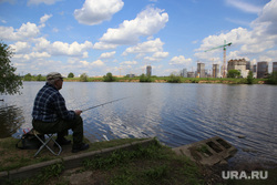 Спальные районы Москвы во время периода самоизоляции. Москва, рыбак, лето, рыбалка