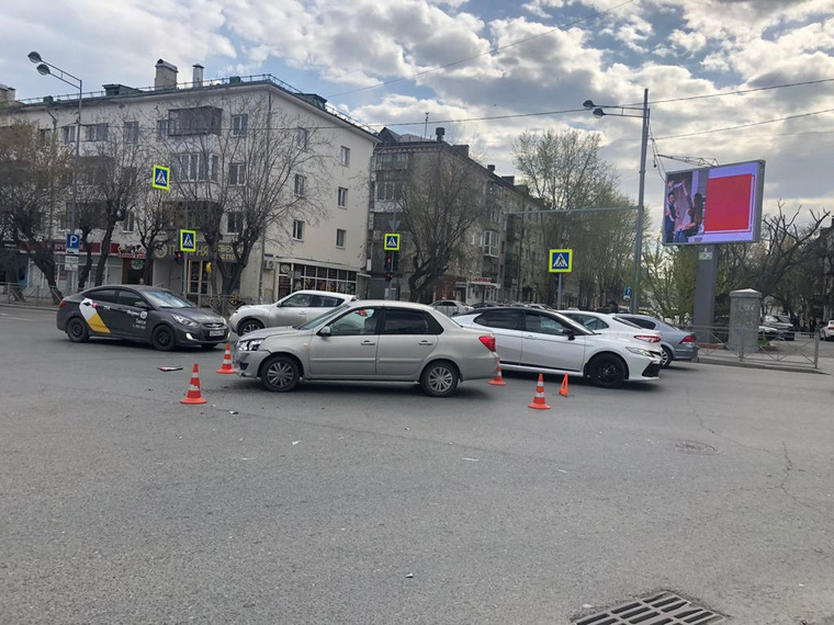 Двойное ДТП произошло на перекрестке центральных улиц Тюмени Орджоникидзе — Герцена