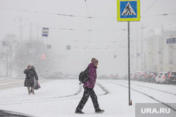 Первоапрельский снегопад. Екатеринбург, снег, пешеход, зима, непогода, снегопад, осадки