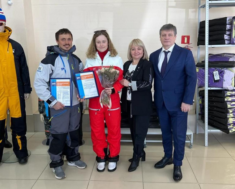 Анастасия Смирнова (в центре) и Руслан Шарифуллин получили комбинезоны чусовской фабрики