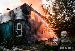 Пожар в деревянном доме по улице 8 марта. Екатеринбург, деревянный дом, пожар, тушение пожара, горящий дом