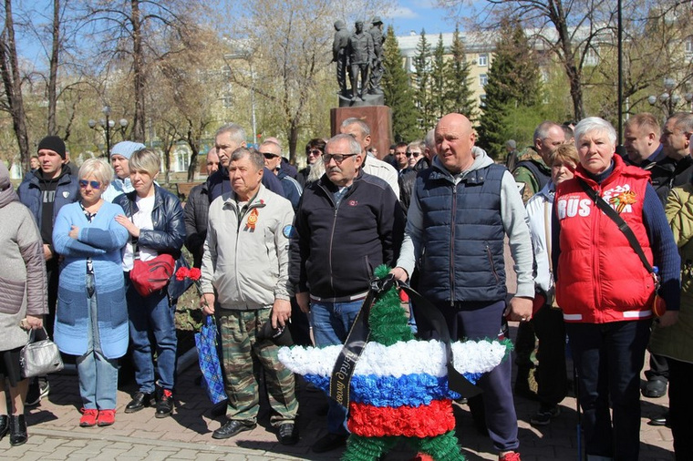 Проститься с героем пришли сотни горожан