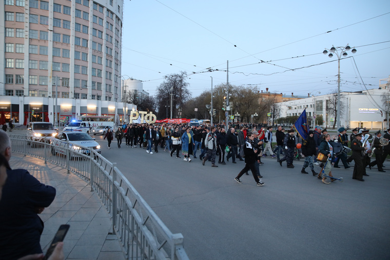 Колонна двигалась по проспекту Ленина к памятнику Попову