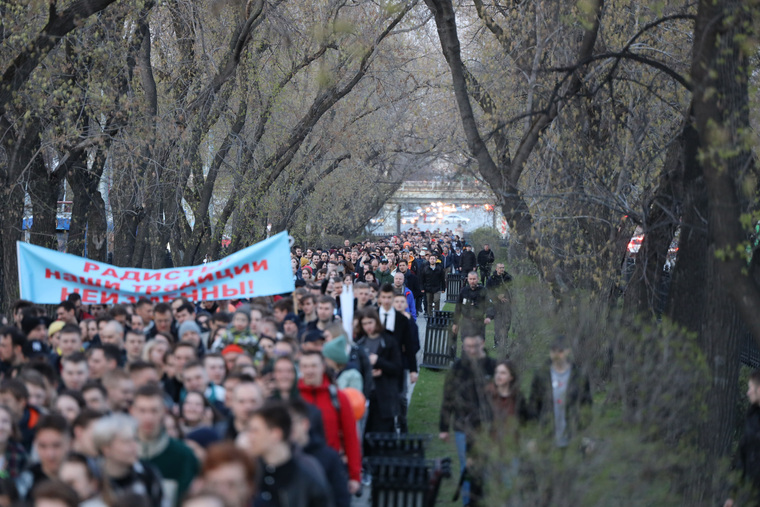 На улицы города вышли сотни студентов