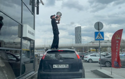 Екатеринбургский шоумен прыгает по машинам ради лайков