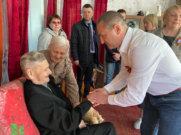 Курганский депутат ГД Александр Ильтяков поздравил ветерана ВОв в Макушино