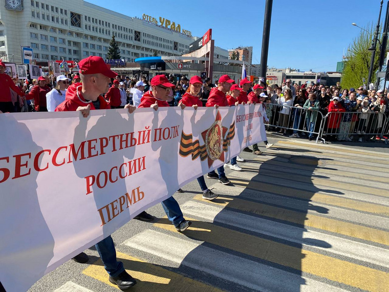 Колонна «Бессмертного полка» выходит на улицу Ленина