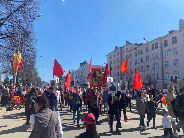 Участники «Бессмертного полка» шествуют по улице Ленина