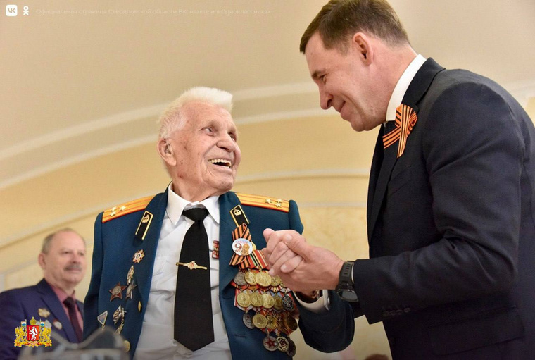Евгений Куйвашев поздравляет ветерана Владимира Лупейко
