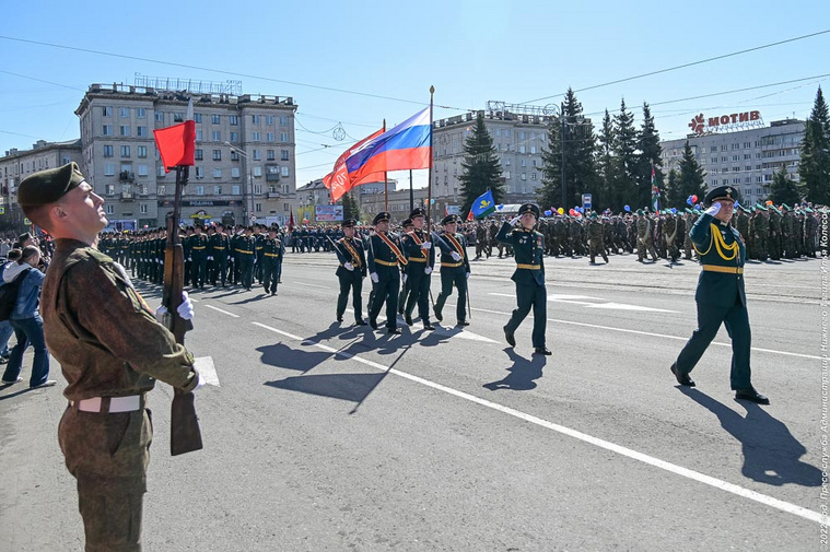 Парадный расчет маршировал с флагом РФ и копией Знамени Победы
