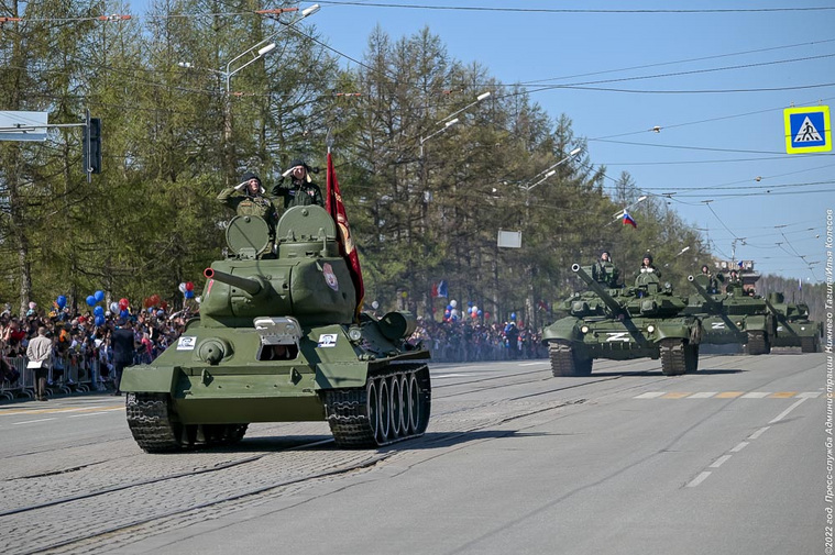 Т-34, возглавивший танковую колонну парада